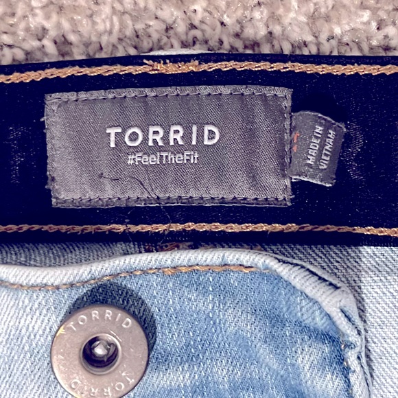 Torrid 5 Inch Mom Jean Premium Classic Denim Mid-Rise Short Size 14 - Picture 5 of 6